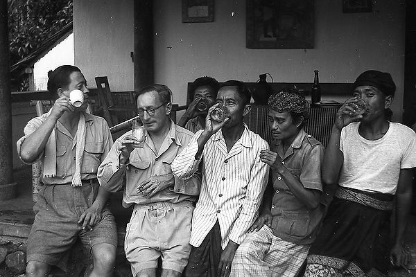 Theo Meier (paling kiri) dan Roelof Goris (berkacamata) di Iseh